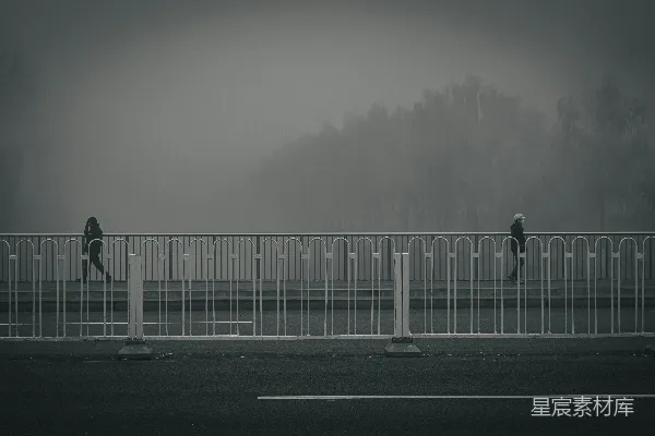 高清摄影 雾中行人