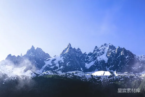 高清摄影 雪峰下的宁静晨光