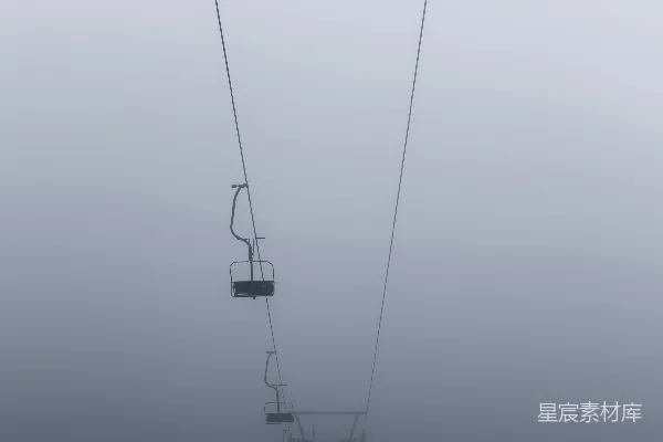 高清摄影 雾中静谧的缆车