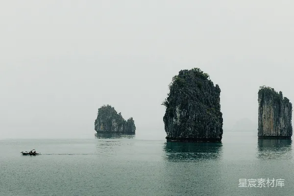 高清摄影 雾蒙蒙的海上孤岛