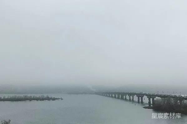 高清摄影 雾中的河流与桥梁