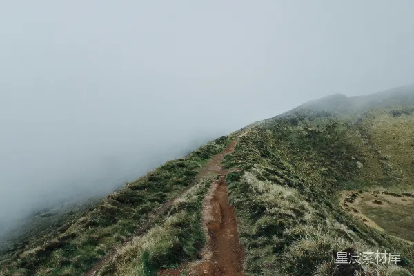 高清摄影 雾中的山间小径