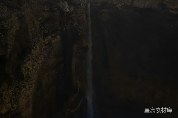 高清摄影 秘境瀑布：晨雾中的自然奇观