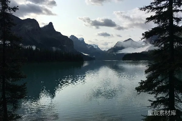 高清摄影 静谧的山间湖泊