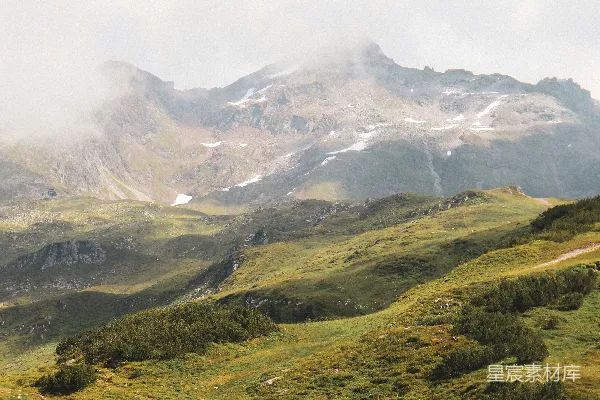 高清摄影 云雾缭绕的山间草地