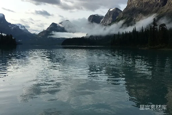 高清摄影 静谧的湖畔与山峦