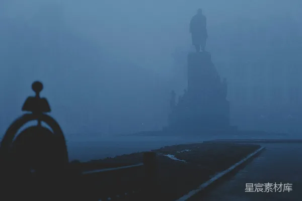 高清摄影 雾中的雕像