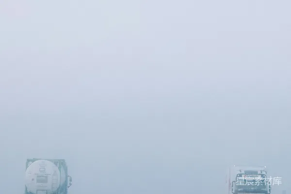 高清摄影 雾中行驶的公路