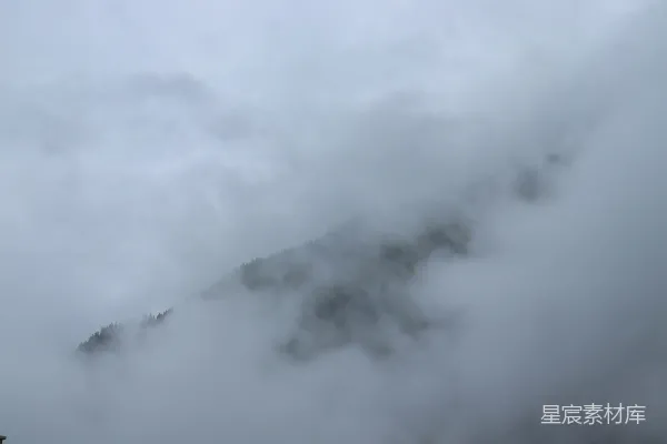 高清摄影 云雾缭绕的山峰