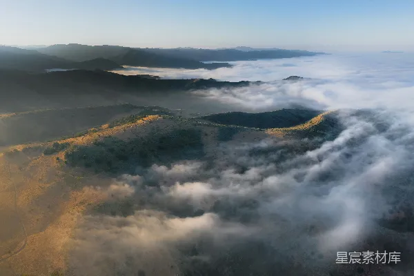 高清摄影 云海山脊：晨光中的自然奇观