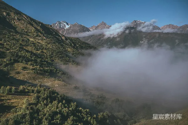 高清摄影 云雾缭绕的山间