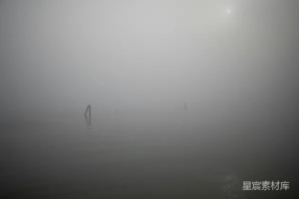 高清摄影 雾中静谧的湖面