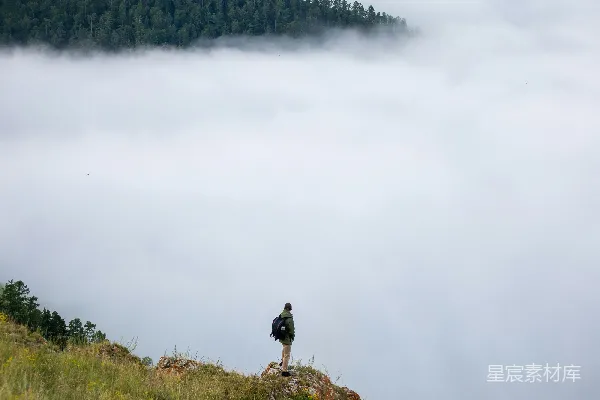 高清摄影 云海之上的旅行者