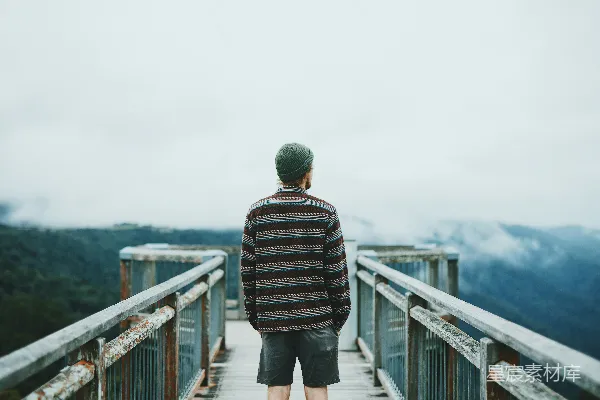 高清摄影 桥上独行者