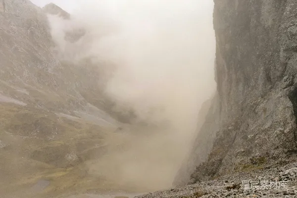 高清摄影 云雾缭绕的山间峡谷