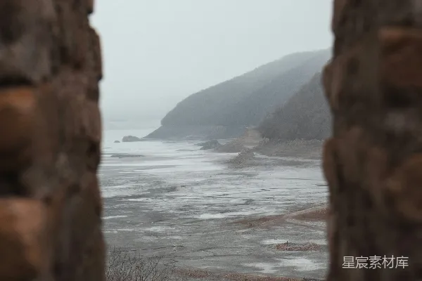 高清摄影 透过石墙的山海一景