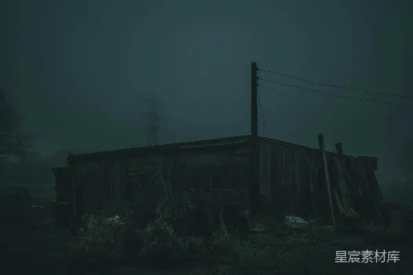 高清摄影 雾中的废弃木屋