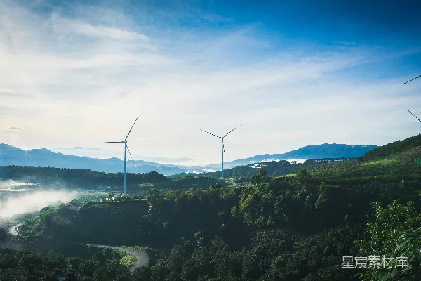 高清摄影 山间风车与晨雾