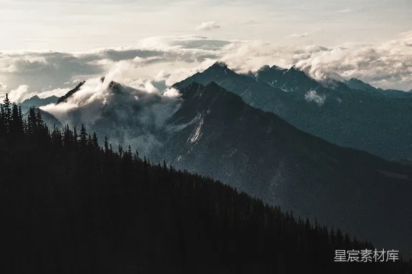 高清摄影 云雾缭绕的山峰