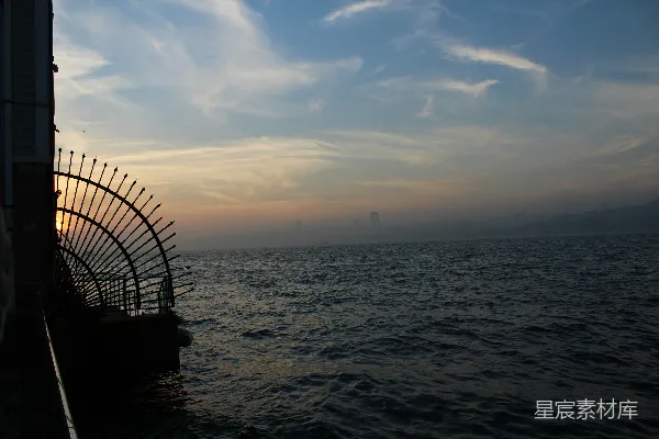 高清摄影 晨雾中的海景与铁艺门