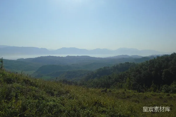 高清摄影 远山之下的宁静田野