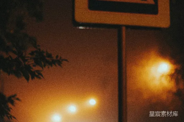 高清摄影 夜色中的行人警告标志
