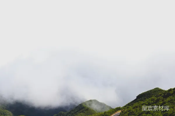 高清摄影 山间云雾缭绕的蜿蜒山路