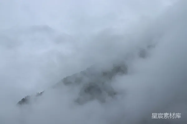 高清摄影 云雾缭绕的山峰