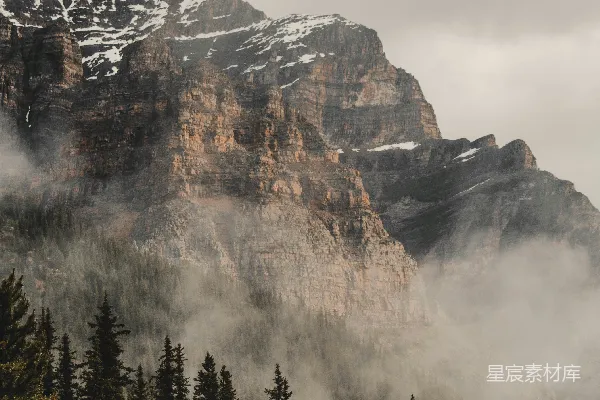 高清摄影 雾中森林与山脉