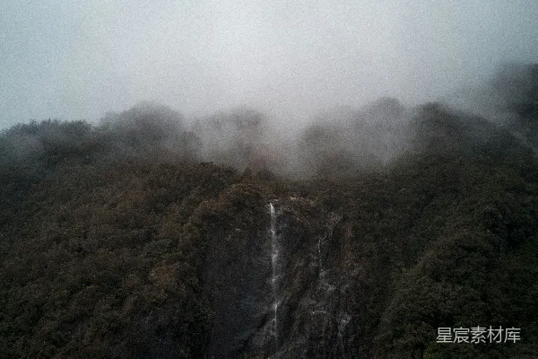 高清摄影 山间瀑布与薄雾