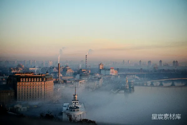 高清摄影 晨雾中的城市全景