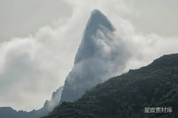 高清摄影 云雾缭绕的山峰