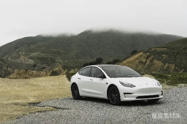 高清摄影 特斯拉Model 3在山间公路