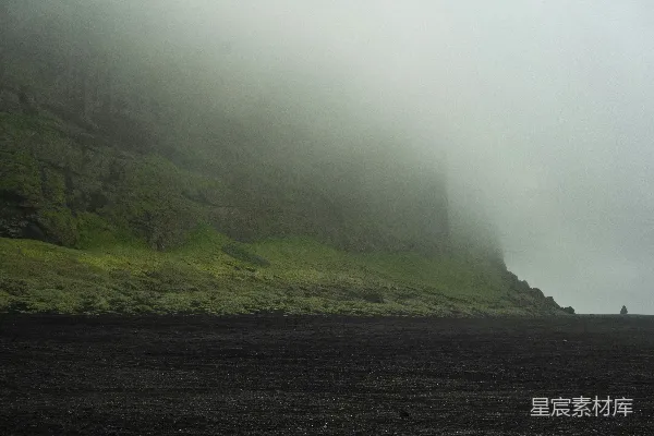 高清摄影 迷雾中的火山海滩