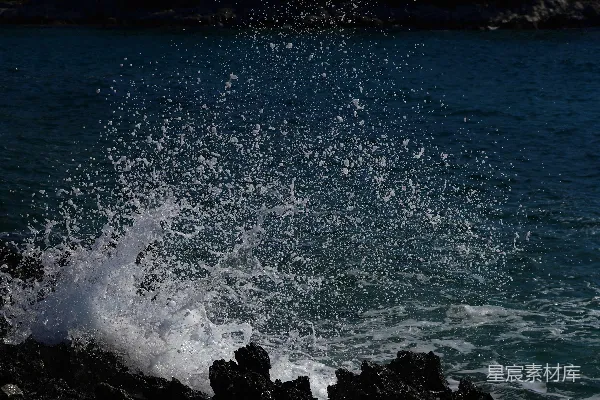 高清摄影 海浪击打岩石的瞬间