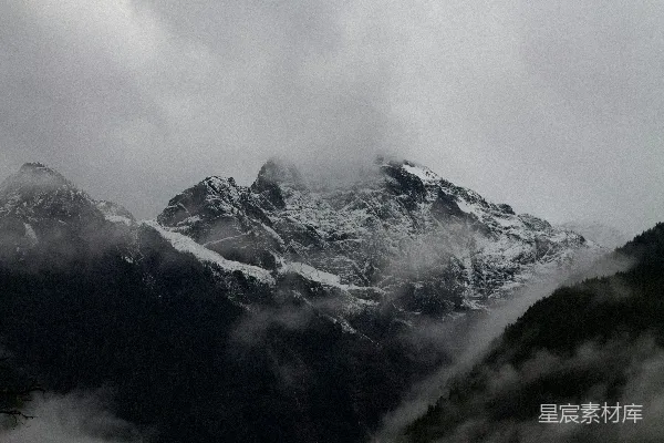 高清摄影 云雾缭绕的雪山