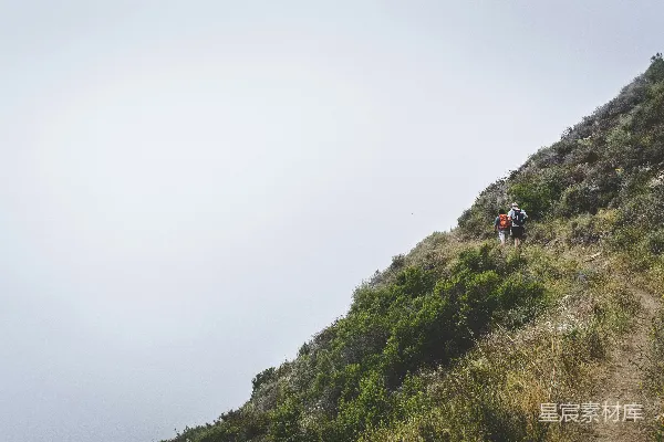 高清摄影 登山者在雾中远眺
