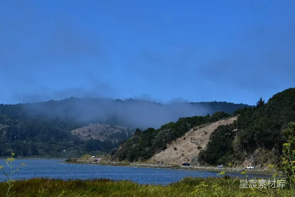 高清摄影 雾气缭绕的湖畔山景