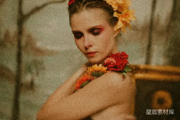 高清摄影 头上插着花朵的女人正在拍照。