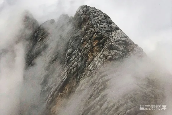 高清摄影 云雾缭绕的山峰