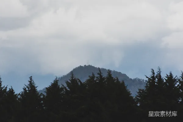 高清摄影 云雾缭绕的山峰