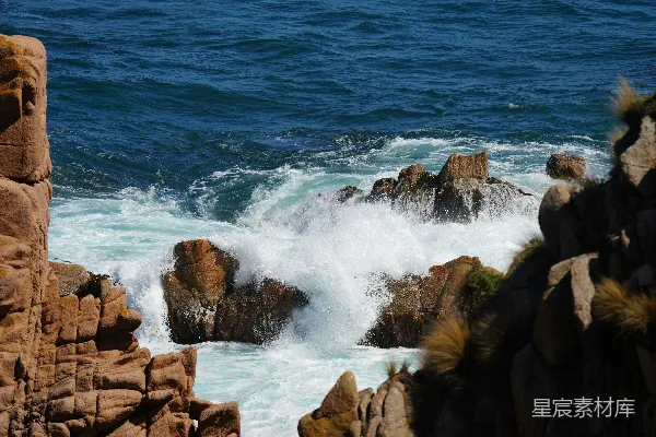 高清摄影 海浪拍打岩石的壮观场景