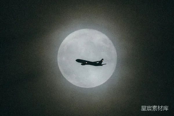 高清摄影 夜空中的月亮与飞机