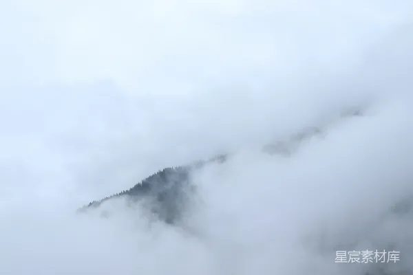 高清摄影 云雾缭绕的山峰