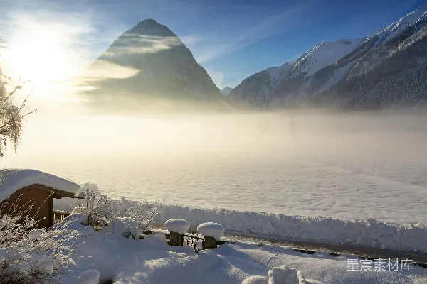 高清摄影 冬日晨雾中的静谧山景