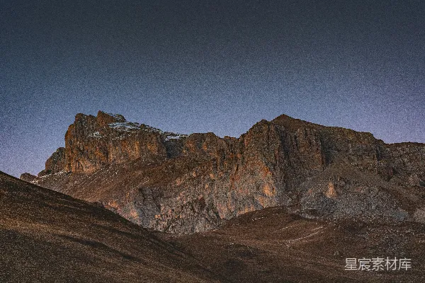 高清摄影 暮色下的山峰