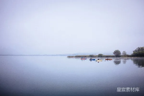 高清摄影 晨雾中的宁静湖面