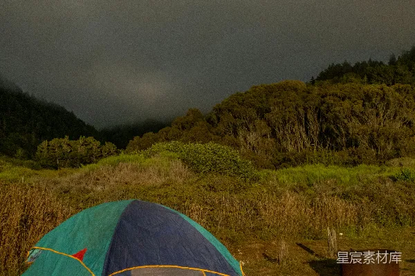 高清摄影 帐篷下的宁静夜晚