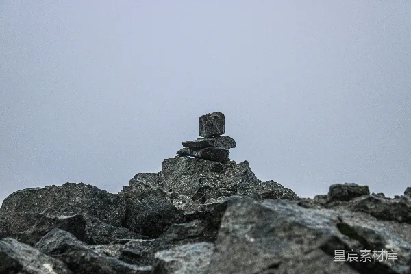 高清摄影 山巅上的平衡石堆