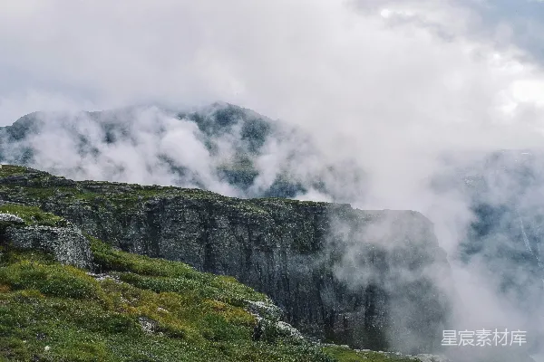 高清摄影 云雾缭绕的山峰